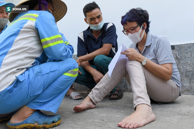 Trao quà tặng 47 công nhân thu gom rác bị nợ lương ở Hà Nội: Sướng quá! Hôm nay nhà tôi sẽ có một bữa cơm có thịt rồi! - Ảnh 4.