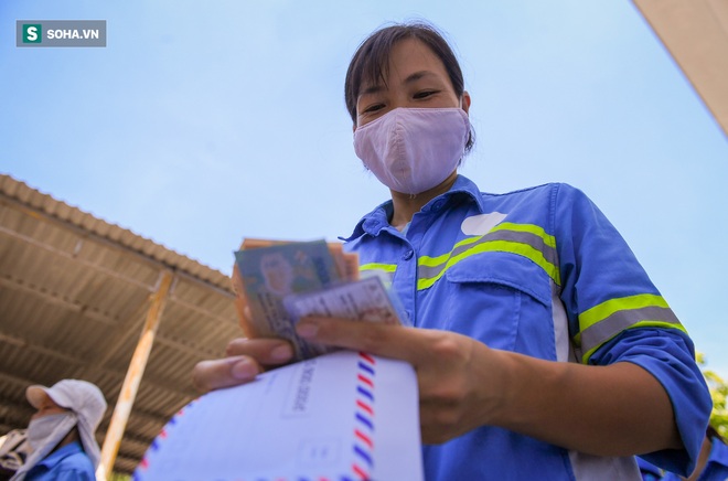 Trao quà tặng 47 công nhân thu gom rác bị nợ lương ở Hà Nội: Sướng quá! Hôm nay nhà tôi sẽ có một bữa cơm có thịt rồi! - Ảnh 7.