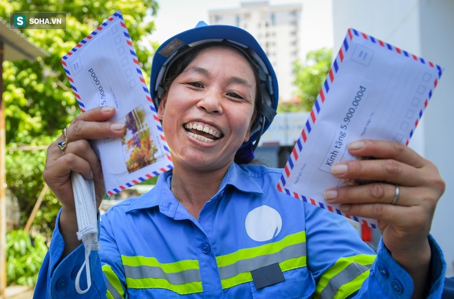 Trao quà tặng 47 công nhân thu gom rác bị nợ lương ở Hà Nội: Sướng quá! Hôm nay nhà tôi sẽ có một bữa cơm có thịt rồi! - Ảnh 9.