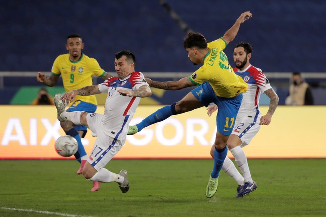 Brazil 1-0 Chile: Biến dễ thành khó - Ảnh 1.