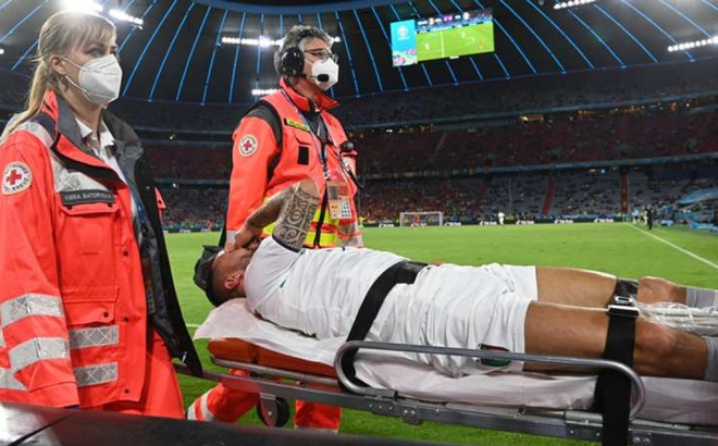 Spinazzola dính chấn thương ở trận đấu với Bỉ (Ảnh: Getty).