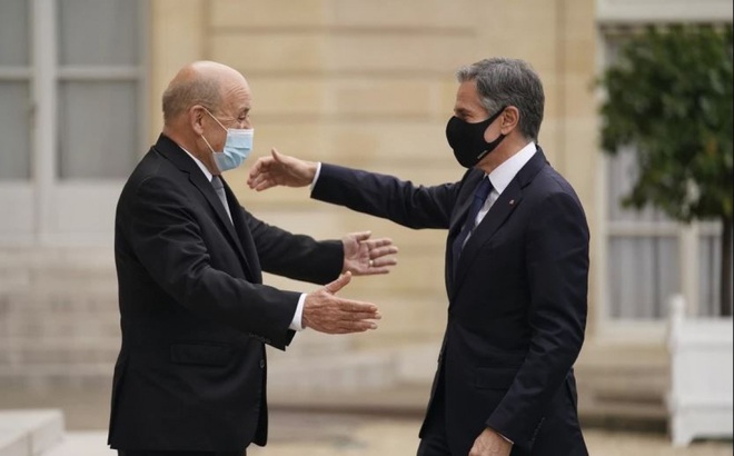 Ngoại trưởng Mỹ Antony Blinken (phải) và Jean-Yves Le Drian tại Điện Elysee, Pháp. Ảnh: AP