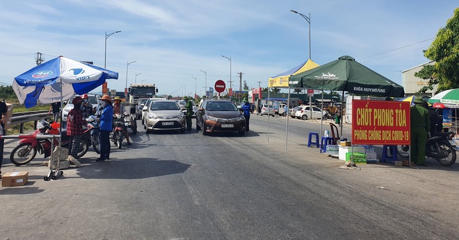 Tài xế ngỡ ngàng vì bị chặn khi vào TP. Vinh, nhiều người ký giấy tờ trên chốt phong tỏa dịch - Ảnh 1. Tài xế ngỡ ngàng vì bị chặn khi vào TP. Vinh, nhiều người ký giấy tờ trên chốt phong tỏa dịch - Ảnh 1.