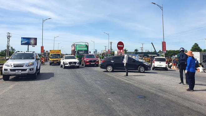 Tài xế ngỡ ngàng vì bị chặn khi vào TP. Vinh, nhiều người ký giấy tờ trên chốt phong tỏa dịch - Ảnh 9. Tài xế ngỡ ngàng vì bị chặn khi vào TP. Vinh, nhiều người ký giấy tờ trên chốt phong tỏa dịch - Ảnh 9.