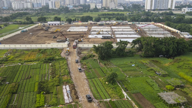 Hà Nội: Hàng trăm công nhân thần tốc xây dựng bệnh viện dã chiến điều trị bệnh nhân COVID-19 - Ảnh 1.