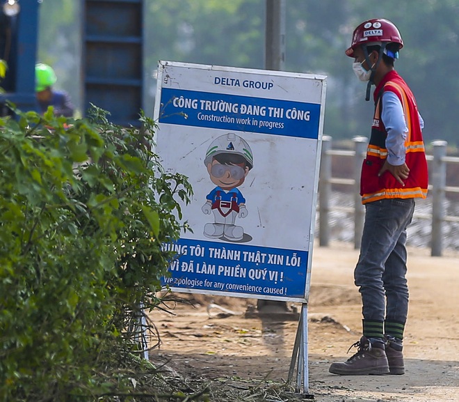 Hà Nội: Hàng trăm công nhân thần tốc xây dựng bệnh viện dã chiến điều trị bệnh nhân COVID-19 - Ảnh 8.
