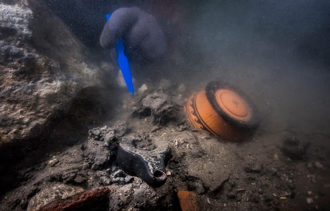 Tìm thấy tàu ma 2.200 năm tuổi nguyên vẹn ở thành phố chìm dưới nước - Ảnh 1.
