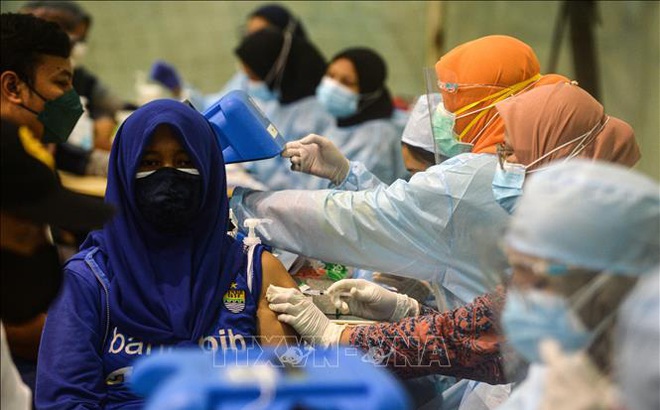 Tiêm vaccine ngừa COVID-19 cho người dân tại trung tâm dã chiến ở Tangerang, Indonesia, ngày 17/7/2021. Ảnh: THX/TTXVN