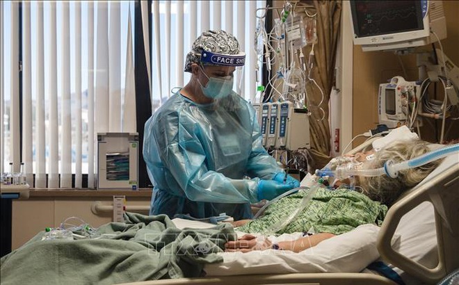 Bệnh nhân COVID-19 được điều trị tại một bệnh viện ở California, Mỹ. Ảnh: AFP/TTXVN