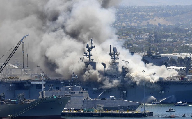 Khói bốc lên ngùn ngụt từ tàu USS Bonhomme Richard sau khi xuất hiện đám cháy kèm tiếng nổ lớn. Ảnh: AP