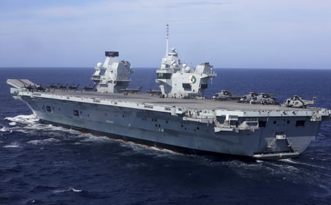 Tàu sân bay HMS Queen Elizabeth của hải quân Anh trong hành trình qua Biển Đông. Ảnh: AP