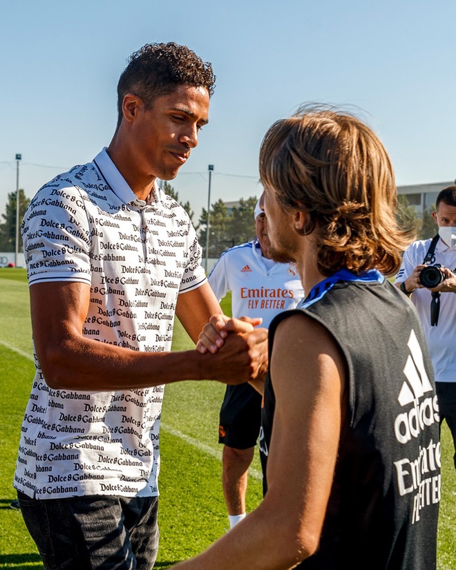 Buổi lễ chia tay giàu cảm xúc của Varane với Real Madrid - Ảnh 7.