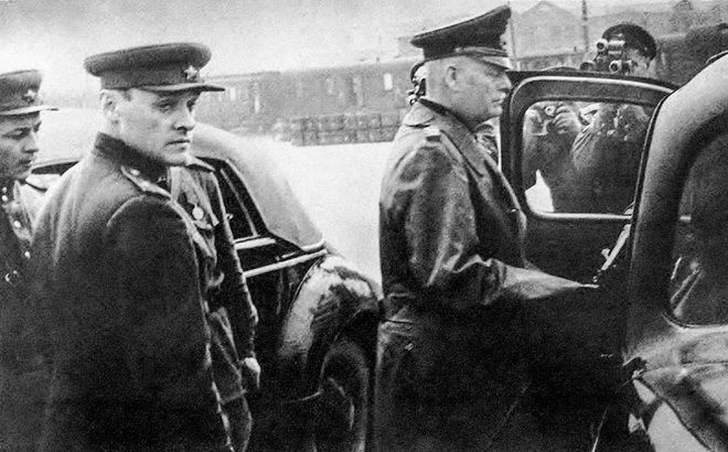 Đại tá Korotkov và Thống chế Đức Wilhelm Keitel; Nguồn: rbth.com