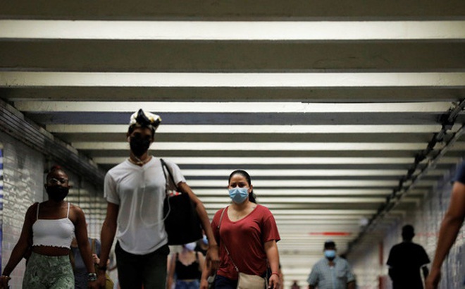 Người dân đeo khẩu trang qua lại tại khu vực tàu điện ngầm ở TP New York - Mỹ hôm 26-7 Ảnh: Reuters