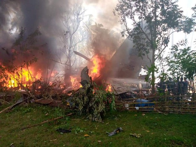 NÓNG: 17 người thiệt mạng trong vụ máy bay C-130 rơi ở Philippines - Hiện trường kinh hoàng! - Ảnh 10.