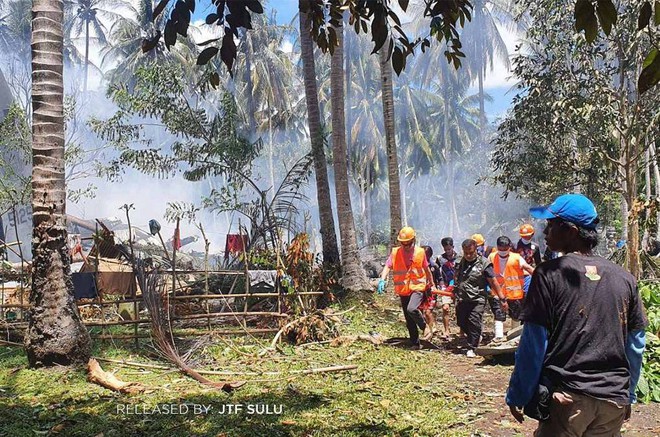 NÓNG: 17 người thiệt mạng trong vụ máy bay C-130 rơi ở Philippines - Hiện trường kinh hoàng! - Ảnh 6.