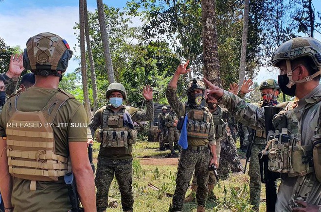 NÓNG: 17 người thiệt mạng trong vụ máy bay C-130 rơi ở Philippines - Hiện trường kinh hoàng! - Ảnh 7.