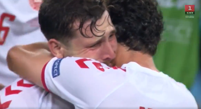 Khoảnh khắc xúc động: Tiền vệ tuyển Đan Mạch khuỵu gối, khóc nấc lên thành tiếng khi đội nhà giành vé vào bán kết Euro - Ảnh 2.