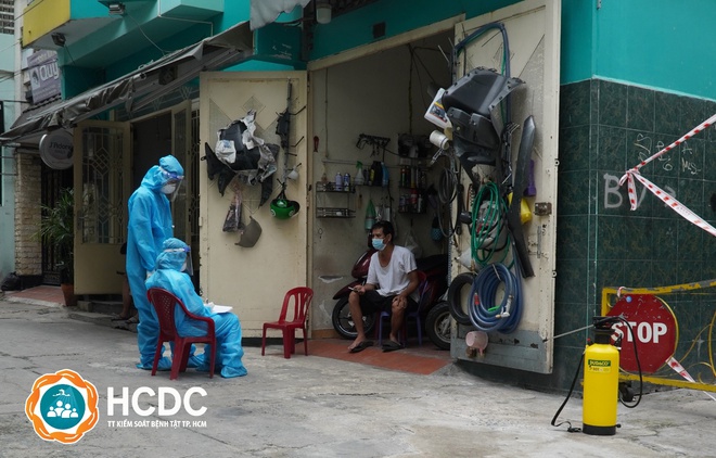 Dịch Covid-19 lan rộng ở TP.HCM: Vì sao vượt 5.000 ca nhiễm trong 1,5 tháng? - Ảnh 2.