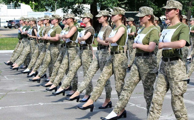 Nữ quân nhân Ukraine tập diễu binh trên giày cao gót. Ảnh: AFP