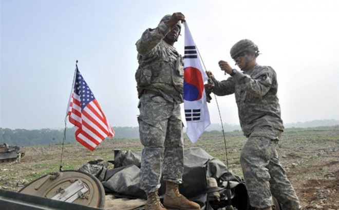 Binh sỹ Mỹ tại Hàn Quốc cắm cờ 2 nước trên xe tăng của họ. Ảnh: AFP.