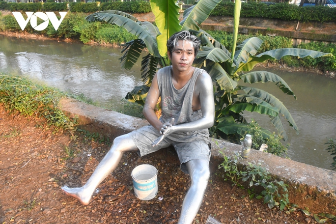 Người sơn bạc - “Silver man” ở Indonesia vật lộn kiếm sống trong đại dịch - Ảnh 1.