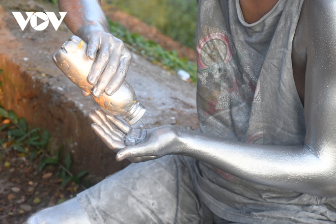 Người sơn bạc - “Silver man” ở Indonesia vật lộn kiếm sống trong đại dịch - Ảnh 2.