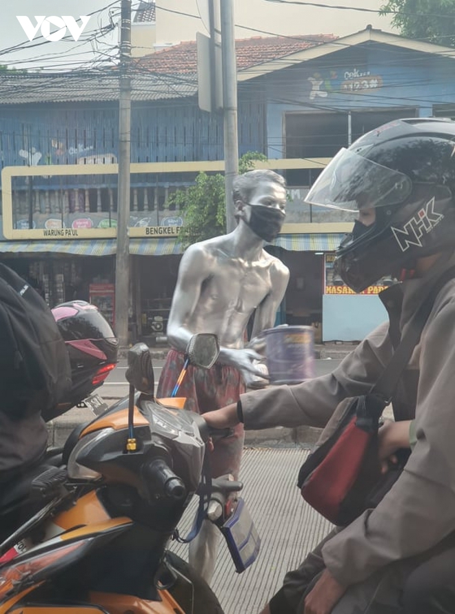 Người sơn bạc - “Silver man” ở Indonesia vật lộn kiếm sống trong đại dịch - Ảnh 8.