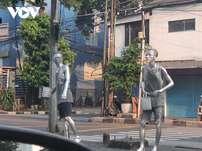 Người sơn bạc - “Silver man” ở Indonesia vật lộn kiếm sống trong đại dịch - Ảnh 10.