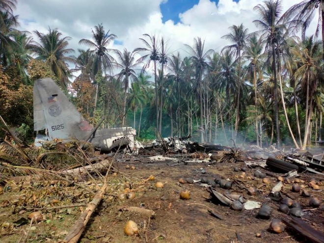 Hiện trường thảm khốc vụ rơi máy bay quân sự Philippines, ít nhất 45 người thiệt mạng - Ảnh 1.