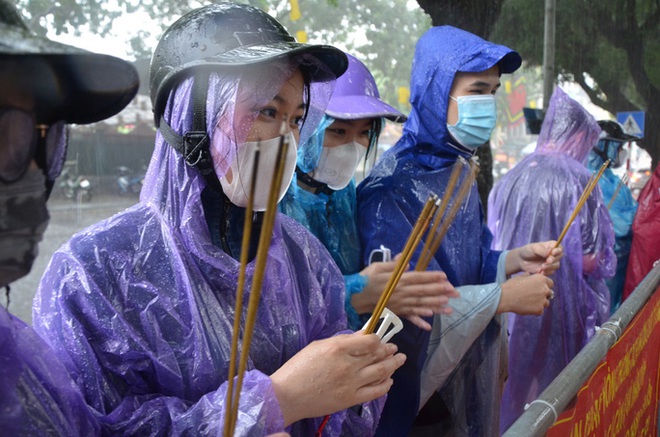 Cận cảnh các sĩ tử đội mưa to vái vọng ở Văn Miếu trước kỳ thi THPT - Ảnh 2.