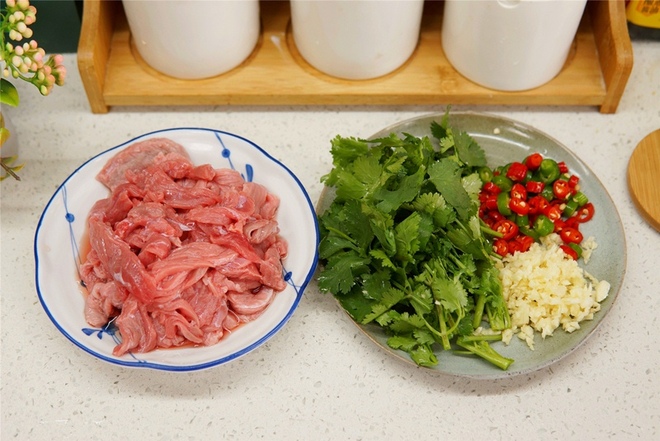 Muốn có thịt bò ngon mềm mà làm siêu nhanh thì phải thử ngay cách làm thịt bò trộn sau - Ảnh 1.