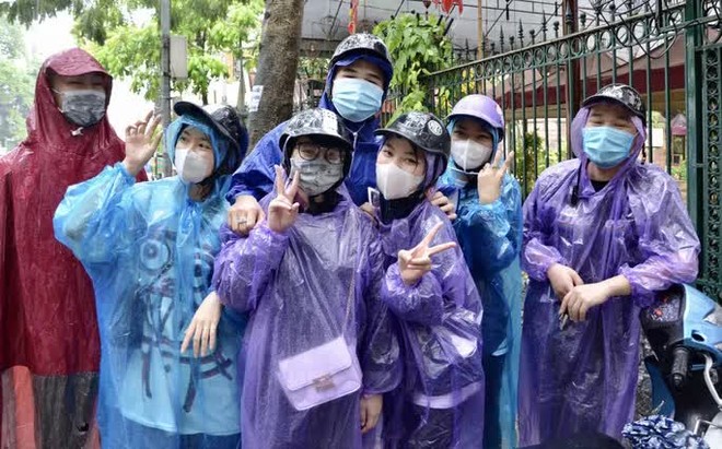 Cận cảnh các sĩ tử đội mưa to vái vọng ở Văn Miếu trước kỳ thi THPT - Ảnh 11.