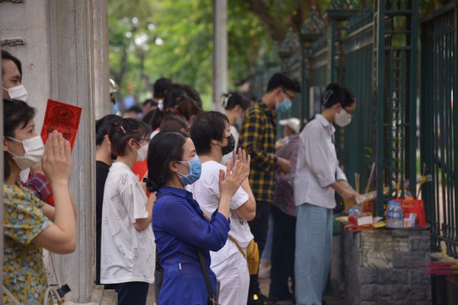 Cận cảnh các sĩ tử đội mưa to vái vọng ở Văn Miếu trước kỳ thi THPT - Ảnh 19.