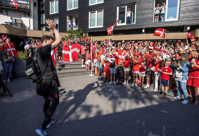 Đội tuyển Đan Mạch được chào đón như những người hùng khi về nước, các fan nhuộm đỏ từ sân bay tới khách sạn - Ảnh 3.