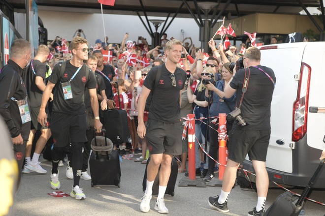 Đội tuyển Đan Mạch được chào đón như những người hùng khi về nước, các fan nhuộm đỏ từ sân bay tới khách sạn - Ảnh 6.