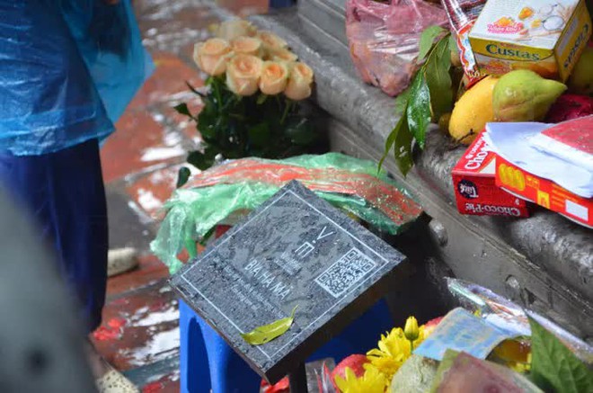 Cận cảnh các sĩ tử đội mưa to vái vọng ở Văn Miếu trước kỳ thi THPT - Ảnh 6.