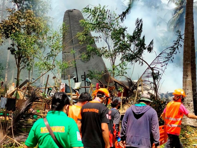 Hiện trường thảm khốc vụ rơi máy bay quân sự Philippines, ít nhất 45 người thiệt mạng - Ảnh 7.