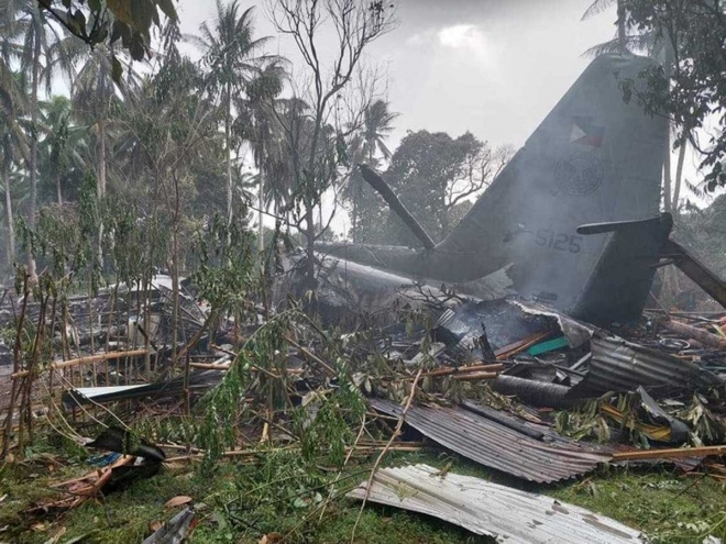 Hiện trường thảm khốc vụ rơi máy bay quân sự Philippines, ít nhất 45 người thiệt mạng - Ảnh 8.