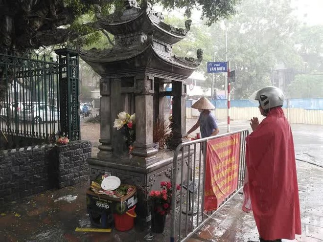 Cận cảnh các sĩ tử đội mưa to vái vọng ở Văn Miếu trước kỳ thi THPT - Ảnh 10.