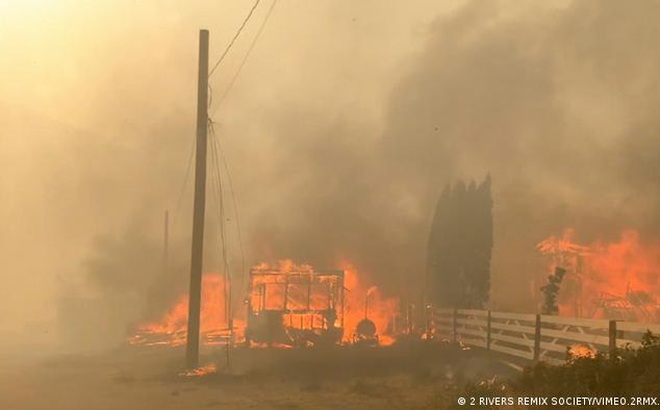 Người dân tháo chạy khỏi thị trấn Lytton vì các đám cháy rừng bùng phát do nắng nóng. Ảnh: Reuters