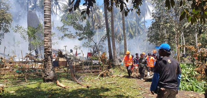 Philippines điều tra vụ máy bay rơi, trao huân chương cho binh sĩ hy sinh - Ảnh 2.