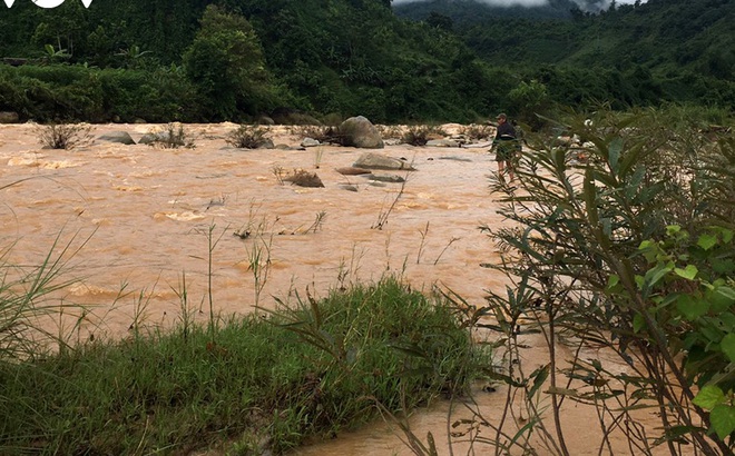Trên địa bàn huyện Mường Tè vẫn tiếp tục có mưa, khiến mực nước các sông, suối dâng cao, gây khó khăn cho việc tìm kiếm.