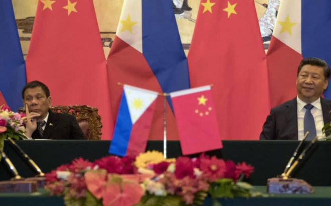 Tổng thống Philippines Rodrigo Duterte và Chủ tịch Trung Quốc Tập Cận Bình chứng kiến lễ ký các văn kiện hợp tác trong chuyến thăm Bắc Kinh của ông Duterte năm 2016. (Ảnh: Getty Images)