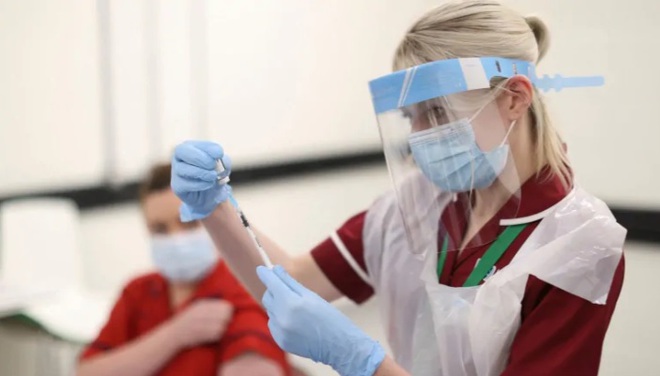 Nghiên cứu mới nhấn mạnh tầm quan trọng của việc tiêm đủ hai liều vaccine COVID-19 - Ảnh 2.