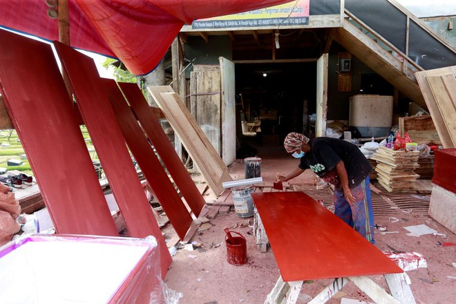 COVID-19 ‘càn quét’ Indonesia: Liên tiếp ghi nhận số ca tử vong kỷ lục, nhu cầu quan tài tăng gấp ba - Ảnh 1.