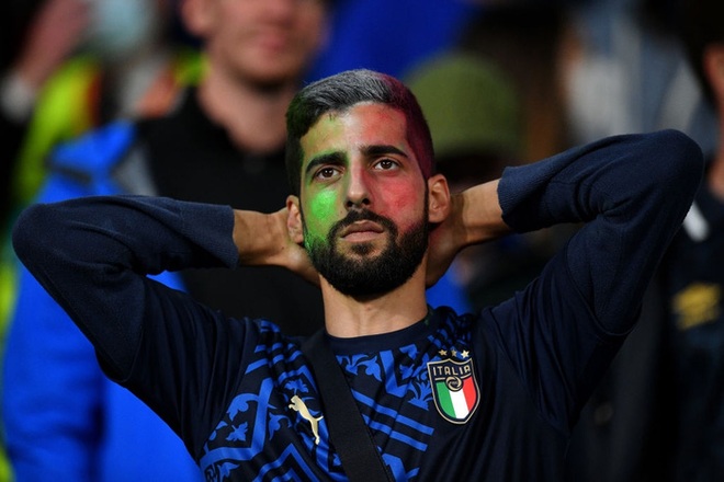 CĐV tuyển Ý khoá môi nồng nhiệt mừng vé đá chung kết Euro 2020 - Ảnh 1.