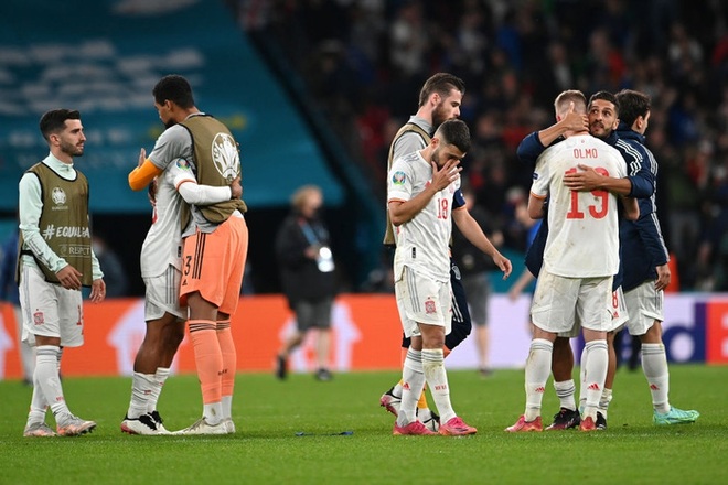 Các cầu thủ Tây Ban Nha bật khóc, lặng đi sau thất bại tại bán kết Euro 2020 - Ảnh 2.