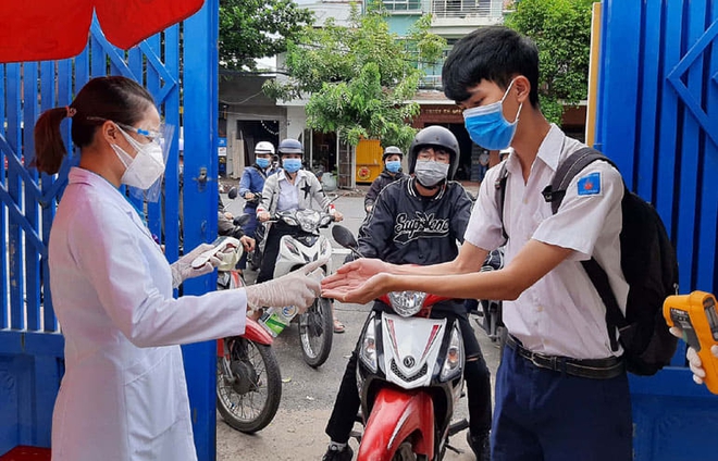 Hơn 1 triệu thí sinh bắt đầu thi tốt nghiệp THPT 2021 môn Văn; Phú Yên dừng thi khẩn tại 2 hội đồng do có liên quan COVID-19 - Ảnh 1.