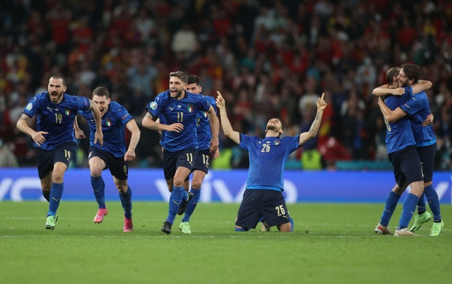 Ảnh: Tuyển Italy ăn mừng cuồng nhiệt sau chiến thắng tại bán kết Euro 2020 - Ảnh 2.